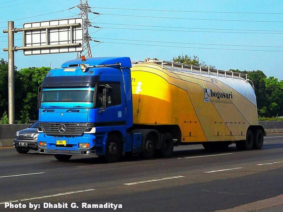 Foto Truk Mercedes-Benz Actros Dengan Trailer Bogasari