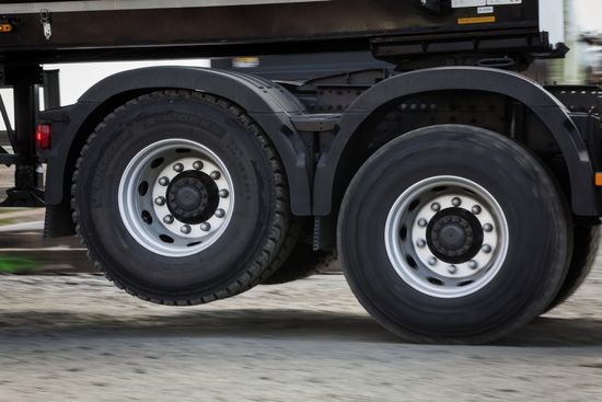 Kenapa Roda Truk Trailer Bisa Terangkat