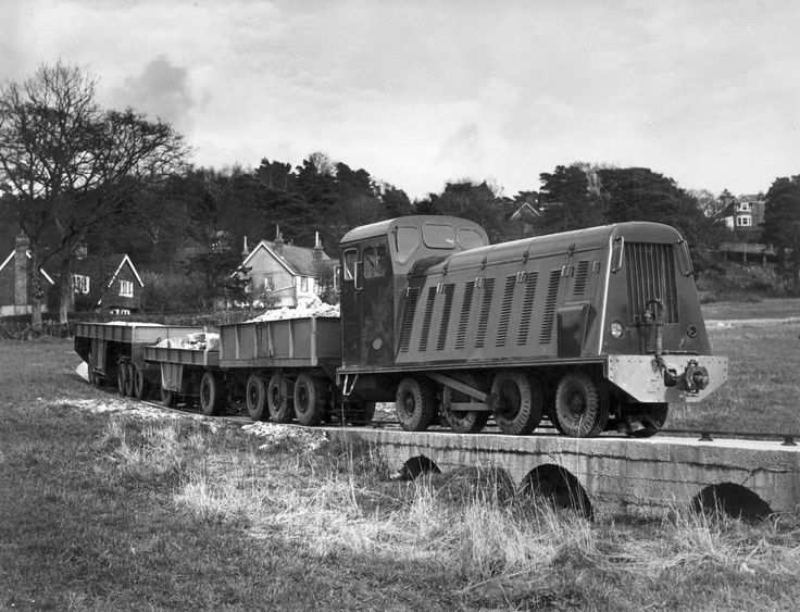 Uniline Train, Kereta Jaman Perang Dengan Roda Truk-compressed